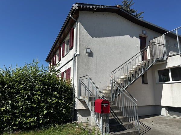 Charmante 4.5-Zimmer-Wohnung mit Terrasse im grünen und herrlicher Aussicht in Fräschels 3