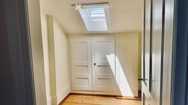 Besondere 4-Zimmer-Wohnung mit Geschichte, Seeblick und eigenem Badeplatz in Gunten 18