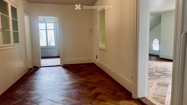 Besondere 4-Zimmer-Wohnung mit Geschichte, Seeblick und eigenem Badeplatz in Gunten 11