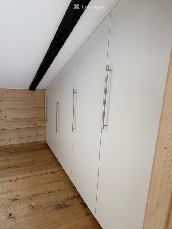 Charmante 2.5-Zimmer-Dachwohnung in Ausserbinn – frisch renoviert 4