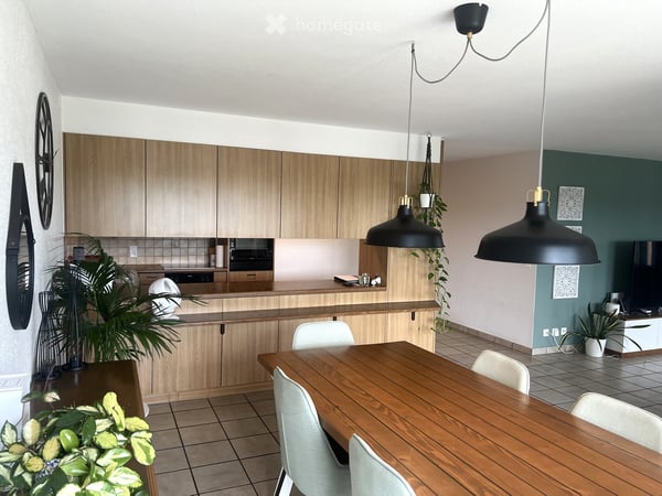 Grosszügige 5.5-Zimmerwohnung mit Cheminée, inkl. Garage, mehreren Balkonen und schöner Aussicht 5