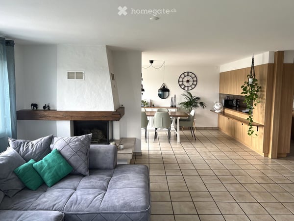 Grosszügige 5.5-Zimmerwohnung mit Cheminée, inkl. Garage, mehreren Balkonen und schöner Aussicht 2