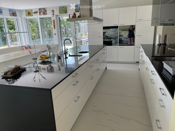 Modernes helles 7.5 Zimmer Einfamilienhaus an schöner, ruhiger Lage mit Umschwung 7