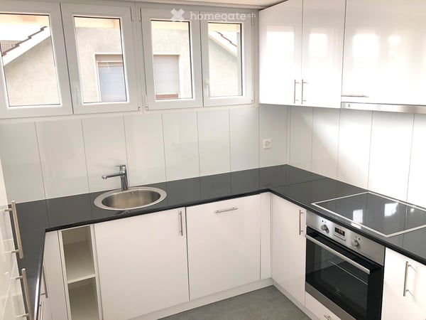 Moderne 2.5-Zimmer-Dachwohnung mit Balkon an zentraler Lage 2