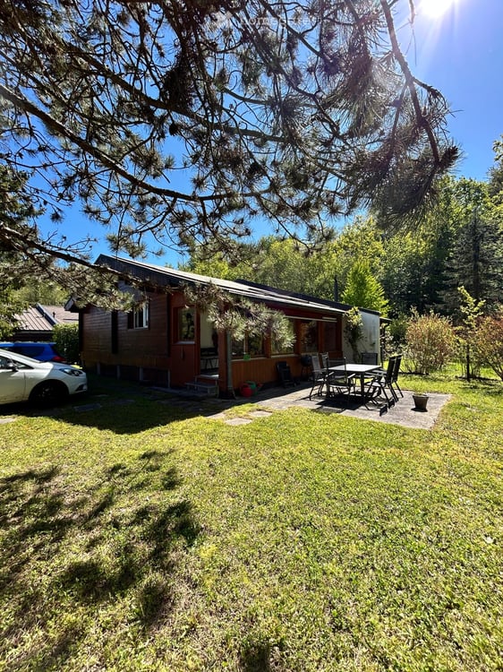 Maison mitoyenne en bois de 3.5 pièces à Delley-Portalban – Disponible immédiatement