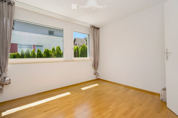 Charmantes Doppeleinfamilienhaus mit Idyllischem Garten 4