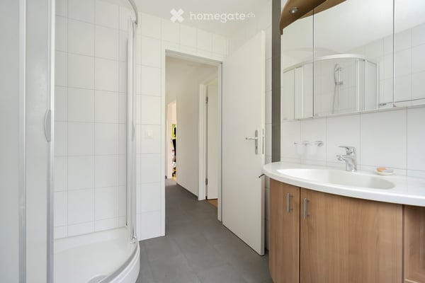 Charmantes Doppeleinfamilienhaus mit Idyllischem Garten 6