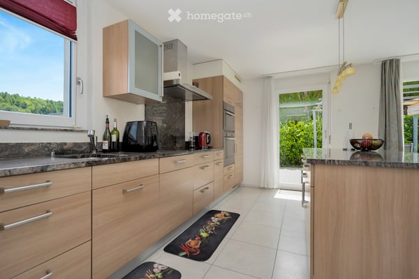 Charmantes Doppeleinfamilienhaus mit Idyllischem Garten 2
