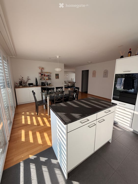Spacious 7.5-Room Apartment with Balcony in Zürich Affoltern 4