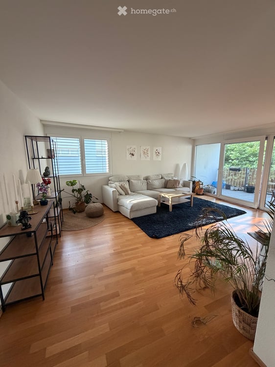 Spacious 7.5-Room Apartment with Balcony in Zürich Affoltern 1