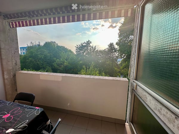 Grand studio avec balcon verdoyant et calme à Fribourg 4