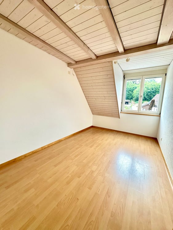 Charmante 3.5-Zimmer-Maisonette-Dachwohnung mit Galerie in Safnern. Sofort verfügbar! 7