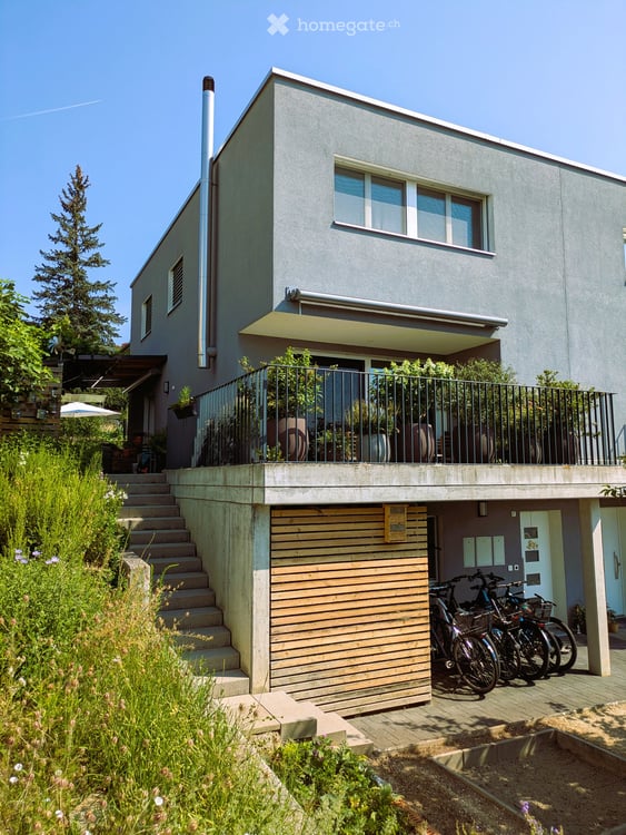 Moderne 5.5-Zimmer-Doppelhaushälfte mit sonniger Terrasse und Garten