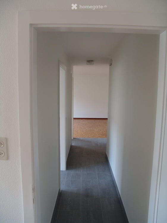 Appartement 3.5 pièces rénové avec balcon à Hauterive NE 2