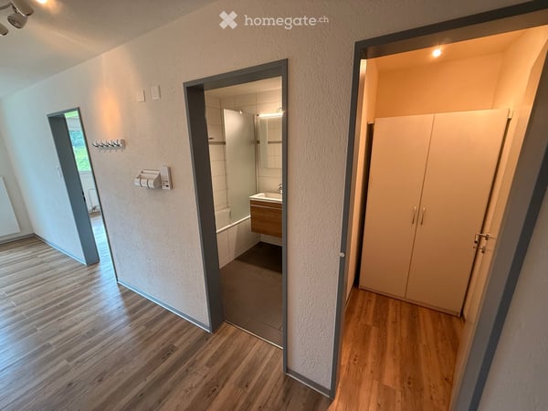 Moderne 2.5 Zimmer Wohnung mit Alpenpanorama und doppeltem Schlossblick 11