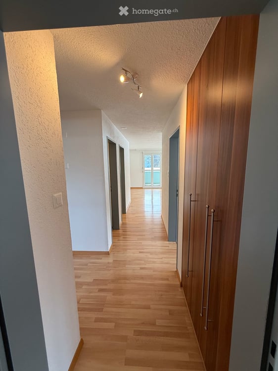 Grosszügige 3.5 Zimmer Wohnung an sonniger Lage mit Balkon & Ausblick 2