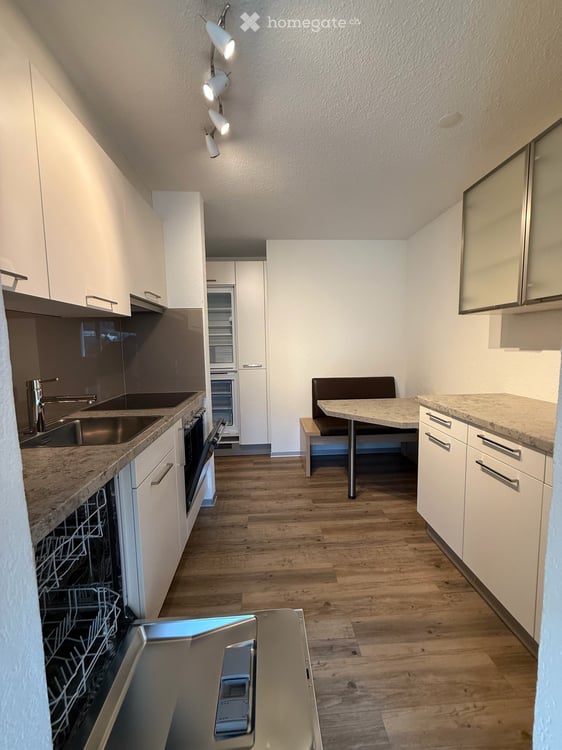 Moderne 2.5 Zimmer Wohnung mit Alpenpanorama und doppeltem Schlossblick 7