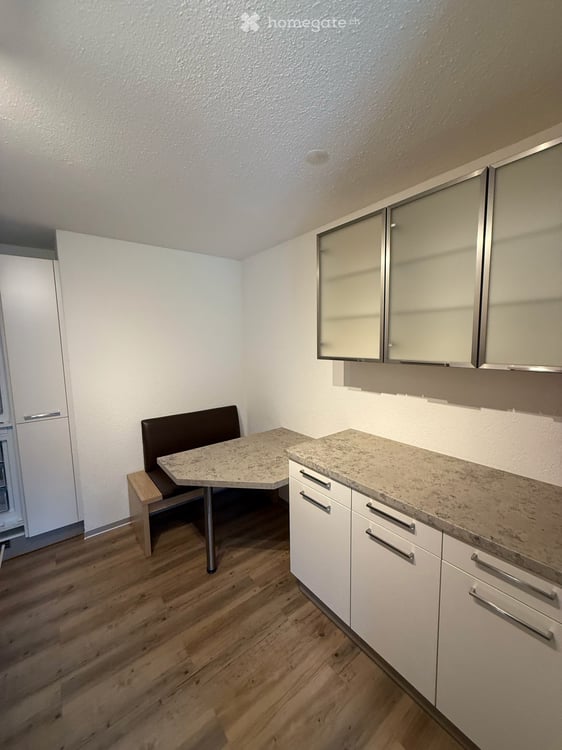 Moderne 2.5 Zimmer Wohnung mit Alpenpanorama und doppeltem Schlossblick 6