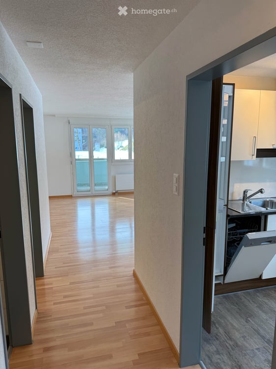 Grosszügige 3.5 Zimmer Wohnung an sonniger Lage mit Balkon & Ausblick 3