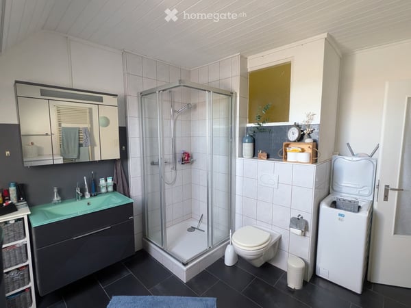Charmante 3.5-Zimmer-Dachwohnung am Bahnhofplatz in Tobel 3