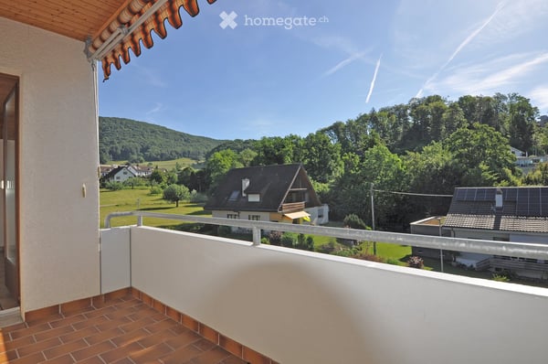 Charmante 3.5-Zimmer-Dachwohnung mit Balkon und Garage mit Vorplatz in Küttigen 3