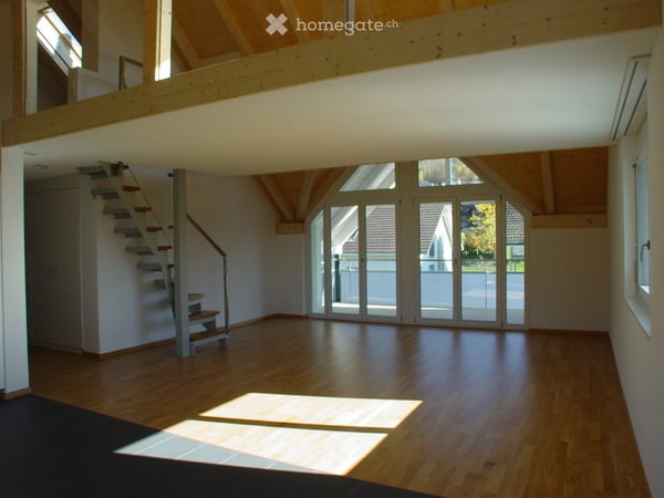 Sonnige 4.5-Zimmer-Galerie-Dachwohnung – ländlich wohnen, bestens erschlossen zwischen Bern und Thun