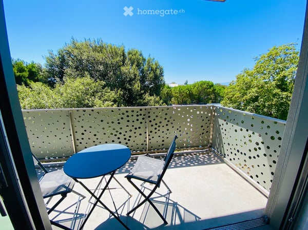 Grand studio moderne meublé avec superbe terrasse - 3ème étage - vue dégagée verdure et montagnes 2
