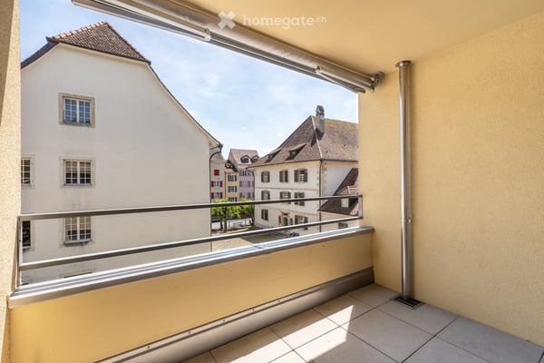 Helle 2-Zimmer-Wohnung mit Balkon im Zentrum von Delémont 1