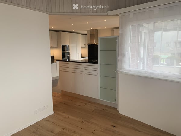 Grosszügige 6.5-Zimmer Maisonette-Attikawohnung mit vier Balkon und schöner Aussicht 2