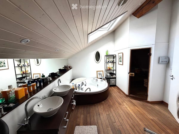 SPECTACULAIRE TRIPLEX DANS UNE MAISON DE VILLAGE AU COEUR DU PETIT-LANCY 26