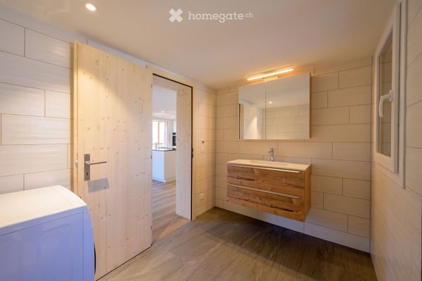 Charmante 3.5-Zimmer-Maisonette-Wohnung mit Balkon in Uetendorf 3
