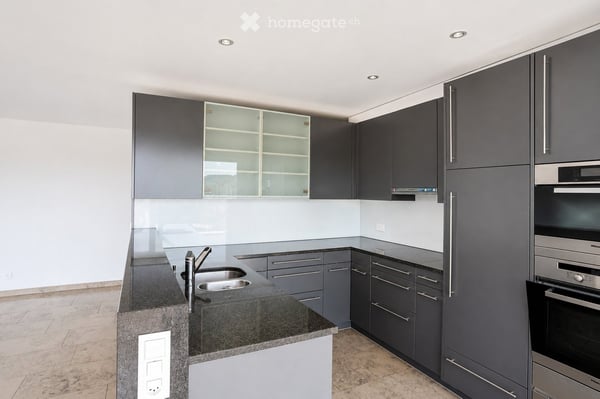 Moderne 3.5-Zimmer-Dachwohnung mit Balkon und schöner Aussicht an Hanglage in Nussbaumen 6