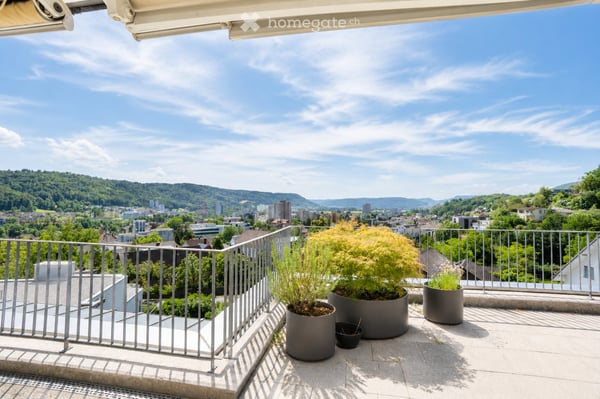 Moderne 3.5-Zimmer-Dachwohnung mit Balkon und schöner Aussicht an Hanglage in Nussbaumen 3