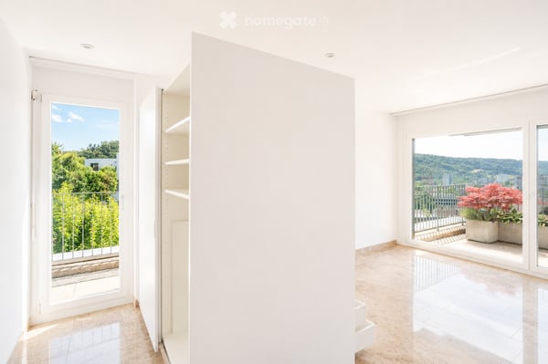 Moderne 3.5-Zimmer-Dachwohnung mit Balkon und schöner Aussicht an Hanglage in Nussbaumen 8