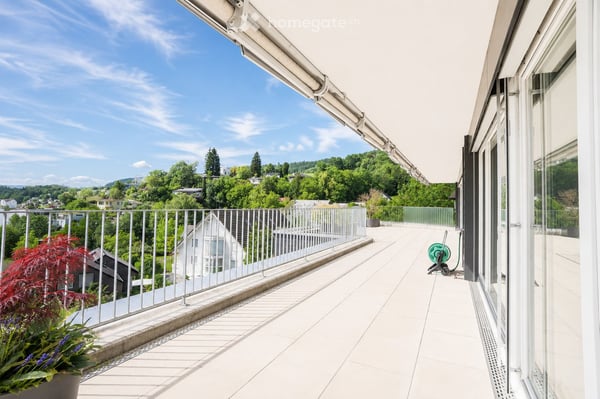Moderne 3.5-Zimmer-Dachwohnung mit Balkon und schöner Aussicht an Hanglage in Nussbaumen 2
