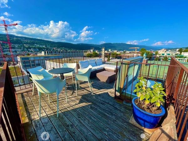 Einzigartige 2.5-Zimmer-Duplex-Wohnung mit Dachterrasse und Panoramablick 1