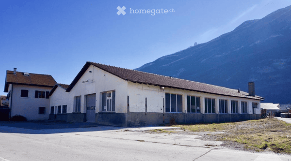 HALLE / DÉPÔT À LOUER –ENV. 757 M² AU SOL + ÉTAGE DE STOCKAGE + TERRAIN DE 1'800 M² - CHF 6'000/MOIS