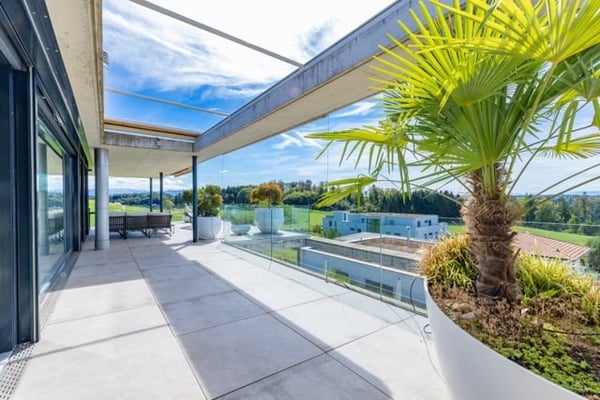 3.5-Zimmer-Attika mit Weitblick – 100 m² Terrasse & Studio 12