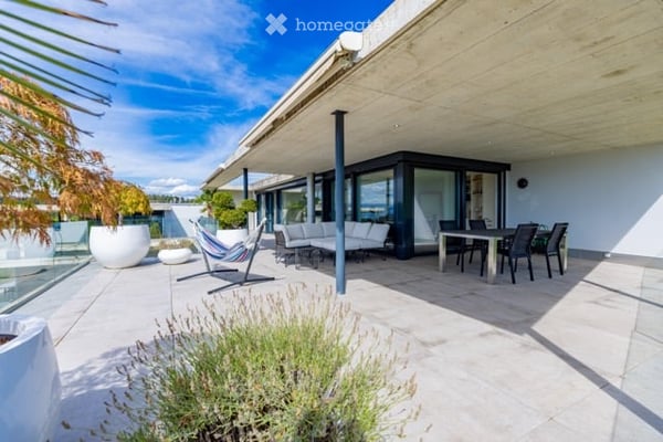 3.5-Zimmer-Attika mit Weitblick – 100 m² Terrasse & Studio 11