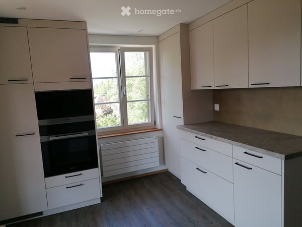 Renovierte 4-Zimmer-Wohnung mit Balkon und schöner Aussicht in Oberwil b. Büren 2