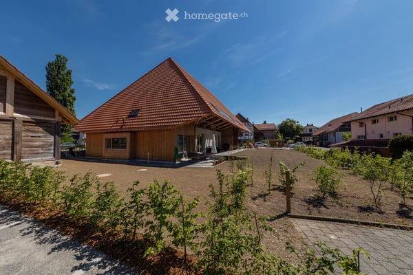 Charmante 3.5-Zimmer-Wohnung im sanierten Altbau in Mattstetten – sofort verfügbar! 2