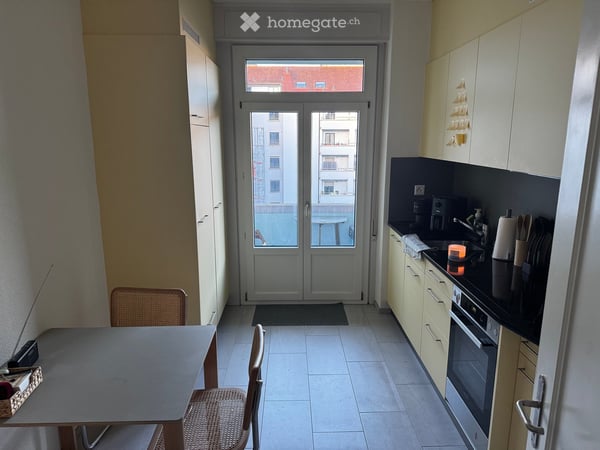 Charmante 3-Zimmer-Altbauwohnung mit Balkon am Boulevard de Pérolles, Freiburg 3