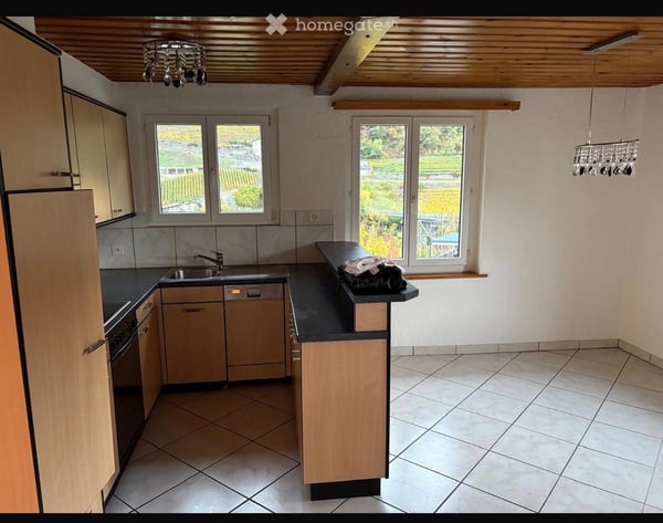 Charmante 1.5-Zimmer-Wohnung in Susten mit grosser Terrasse und kleinem Balkon 2