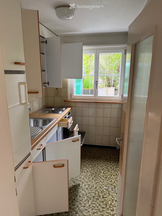 Freistehendes Einfamilienhaus mit 3 Garagen und fantastischer See- und Bergsicht in Hünibach 18