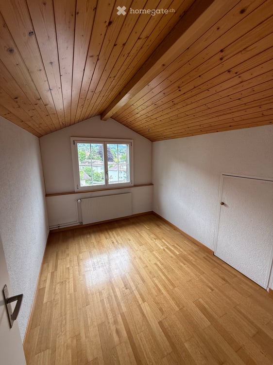 Freistehendes Einfamilienhaus mit 3 Garagen und fantastischer See- und Bergsicht in Hünibach 19
