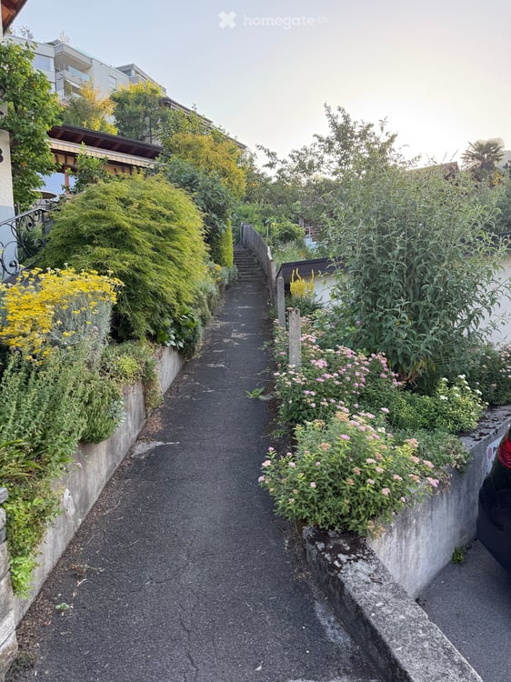 Freistehendes Einfamilienhaus mit 3 Garagen und fantastischer See- und Bergsicht in Hünibach 5