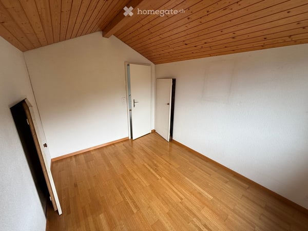 Freistehendes Einfamilienhaus mit 3 Garagen und fantastischer See- und Bergsicht in Hünibach 20