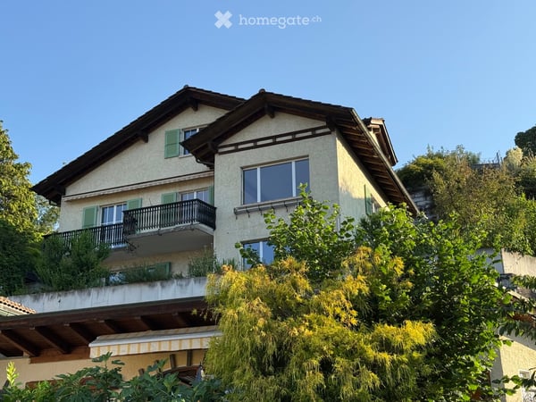 Freistehendes Einfamilienhaus mit 3 Garagen und fantastischer See- und Bergsicht in Hünibach 1