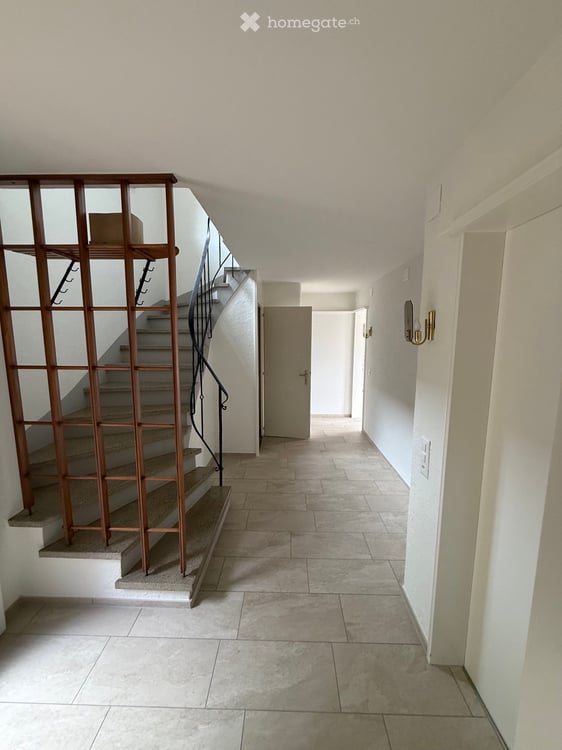 Freistehendes Einfamilienhaus mit 3 Garagen und fantastischer See- und Bergsicht in Hünibach 10