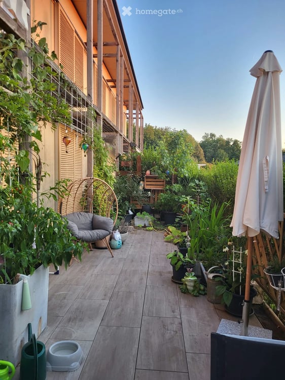 Weitblick nach Westen: 3.5-Zi-Gartenwohnung, 97 m² inkl. Hobbyraum, Garage und Parkplatz
